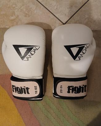 paratibia senza piede e guantoni kick boxing.