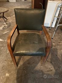 Sedia in legno con bracciolo seduta in pelle