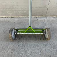 Rastrello aeratore con ruote