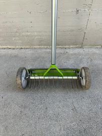 Rastrello aeratore con ruote