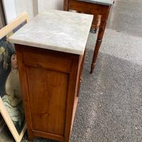 Comodino con piano in marmo