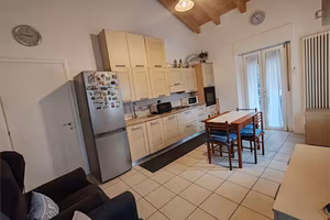 2 camere arredato travi a vista