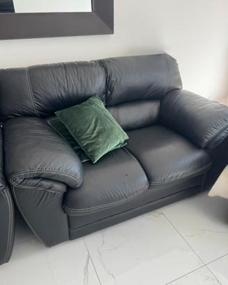 Divano nero in pelle