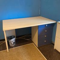 Armadi e scrivania camera ragazzi