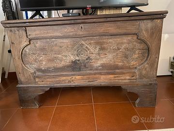Cassapanca rustica intagliata sarda