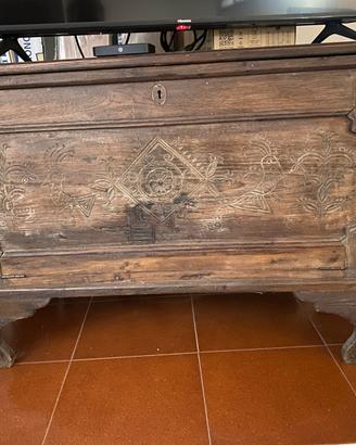 Cassapanca rustica intagliata sarda