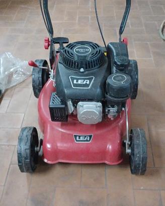 Rasaerba a scoppio e tanica benzina