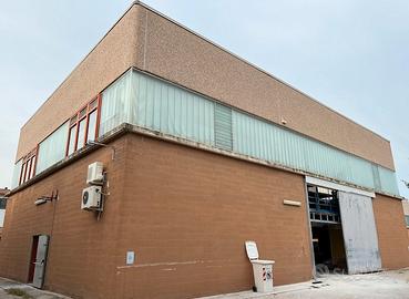 Capannone 400 mq con corte esclusiva e cancello