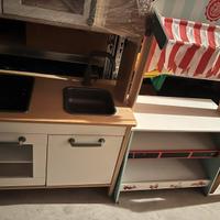 Cucina Ikea e bancarella fruttivendolo