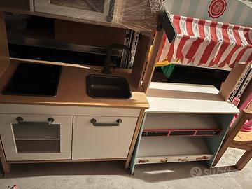 Cucina Ikea e bancarella fruttivendolo