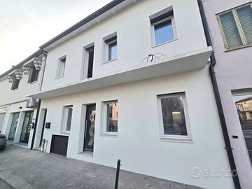 Vigonovo Centro:Stabile su 2 livelli di 130 mq cir