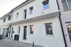 Vigonovo Centro:Stabile su 2 livelli di 130 mq cir