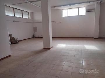 Ampio locale tre vetrine