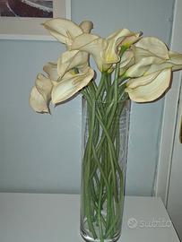 Vaso e fiori finti