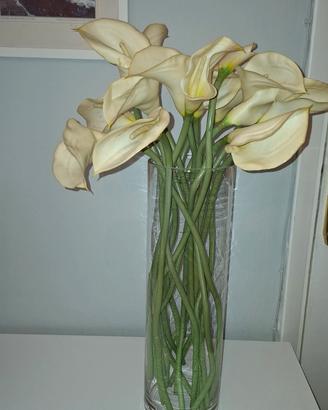 Vaso e fiori finti
