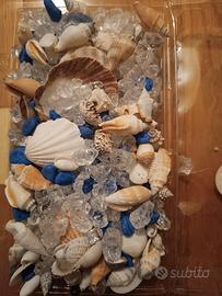 conchiglie e sassolini colorati per decorazioni