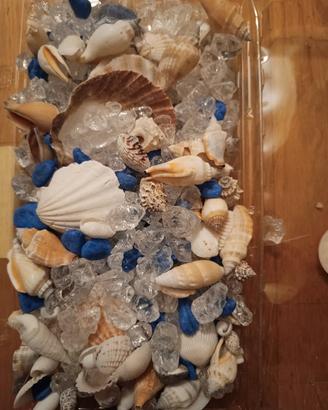 conchiglie e sassolini colorati per decorazioni