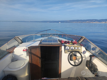 Motoscafo 6 metri natante a motore con posto barca