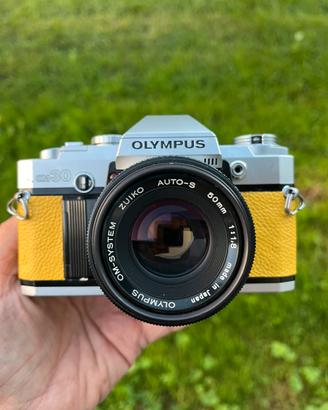 Olympus OM30 + zuiko 50mm f 1.8 + batterie nuove