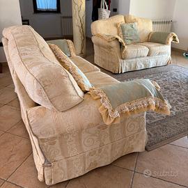 Coppia di divani classici in tessuto damascato