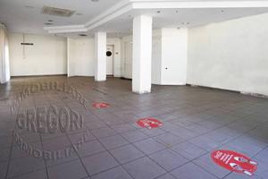 locale commerciale ad altissima visibilità con par