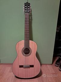 Chitarra classica + poggiapiede + plettri