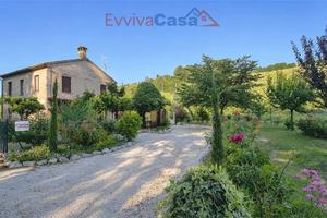 Casale marchigiano immerso nel verde con portico e