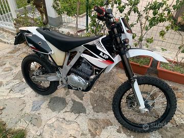Ajp 125