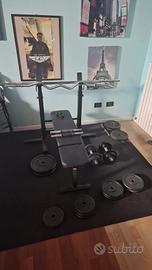 panca con bilancere, manubri e pesi 