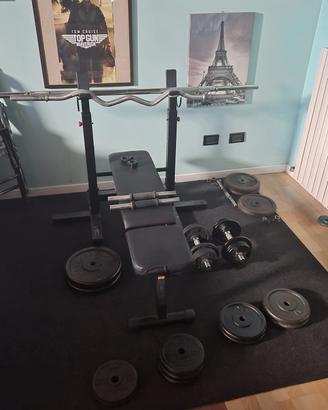 panca con bilancere, manubri e pesi 