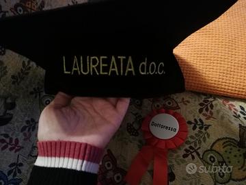 Tocco di laurea in velluto con coccarda