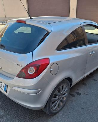 Opel Corsa Diesel 75 cv oltre 20km/l e neopatentat