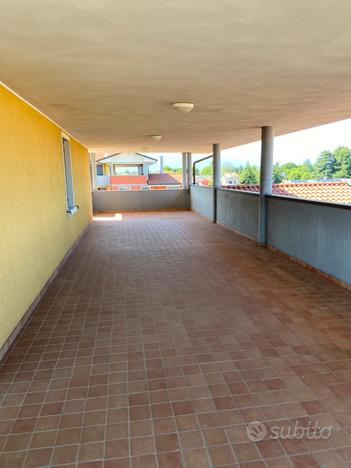 Attico nuovo con grande terrazzo coperto