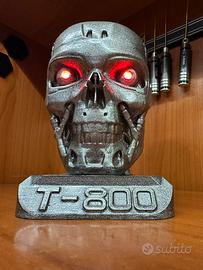 Terminator con occhi luminosi