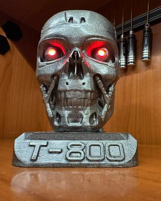 Terminator con occhi luminosi
