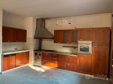 Cucina con elettrodomestici