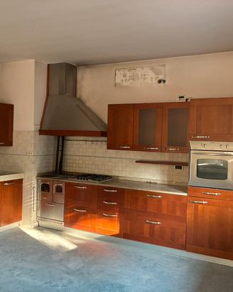 Cucina con elettrodomestici