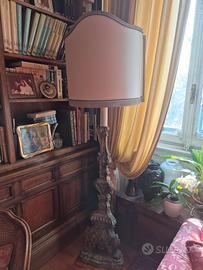 Candeliere in legno intagliato e laccato 