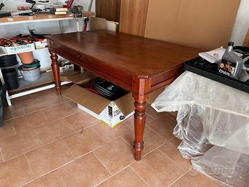 Tavolo in legno massicio