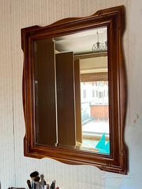 Specchio con cornice in legno