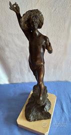 scultura in bronzo IL PESCATORE a firma DE MARTINO