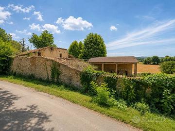 Rustico / Casale di 900 m² con più di 5 locali e b