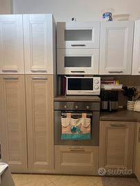 Cucina completa di elettrodomestici funzionali