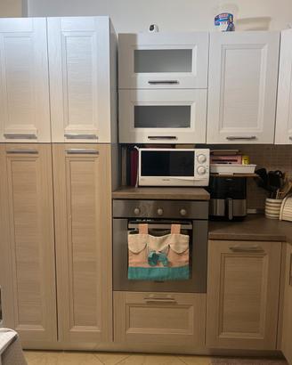 Cucina completa di elettrodomestici funzionali
