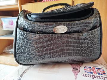 Beauty Case Fergi nero effetto coccodrillo – usato