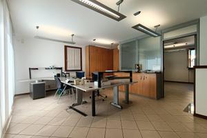 Locale commerciale a Passons