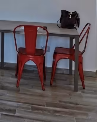 armadio angolare divano letto e 2 sedie