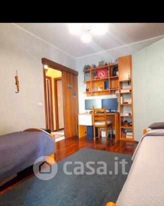 Cameretta con armadio ad angolo, letto e scriva co