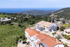 Luminosa mansarda con vista mare