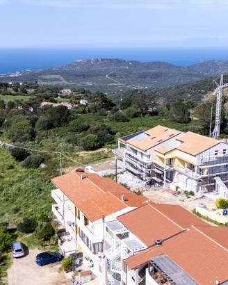 Luminosa mansarda con vista mare
